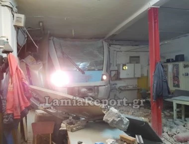 Πρωτοφανές: Τρένο εκτροχιάστηκε μέσα στην πόλη της Λαμίας και έπεσε σε αποθήκη - Τραυματίστηκε μια γυναίκα (βίντεο)